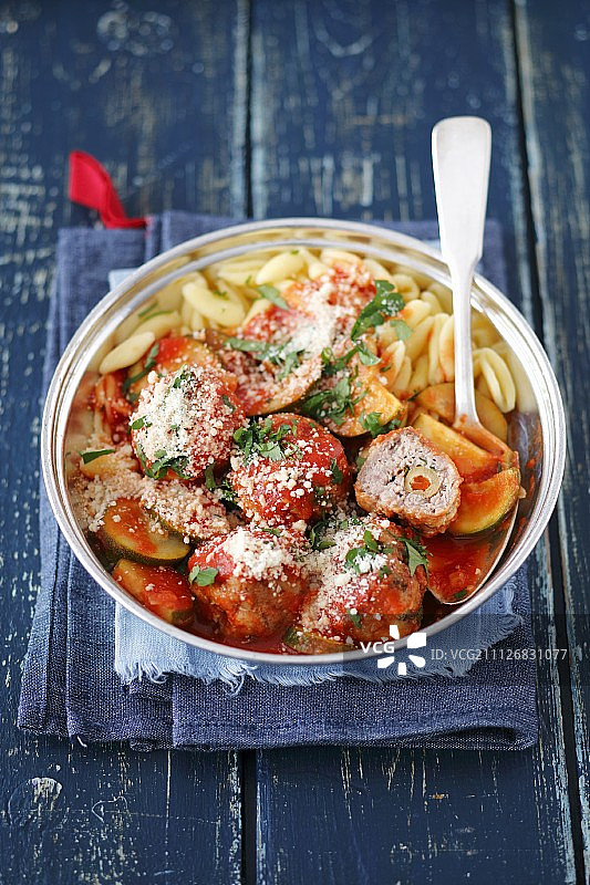 番茄酱橄榄土耳其肉丸配西葫芦和意大利面图片素材