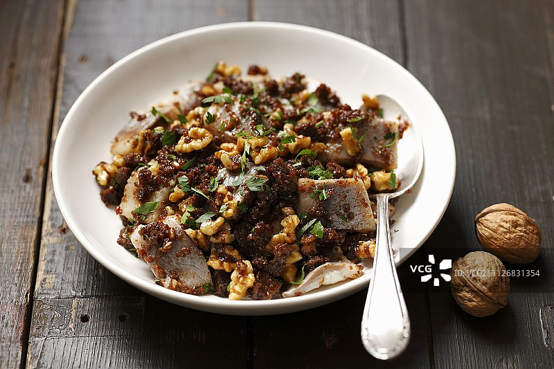 配黑麦面包、核桃、蜂蜜和欧芹的鲱鱼图片素材