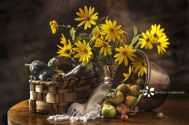 茄子、苹果和黄色花朵的组合图片素材