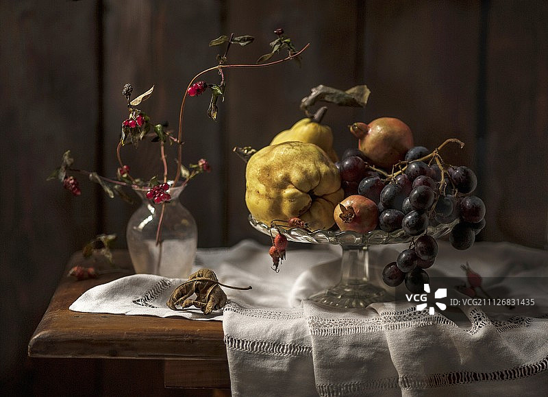 秋季水果拼盘：榅桲、葡萄和石榴籽图片素材