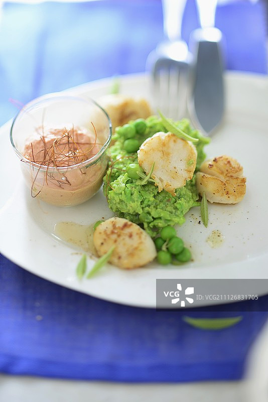 豌豆泥上的炸扇贝图片素材