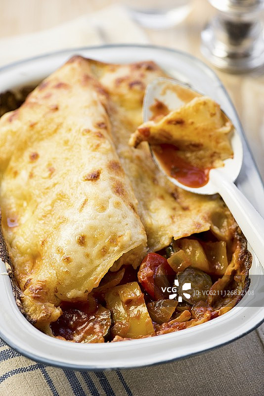 烤盘里的蔬菜千层面图片素材