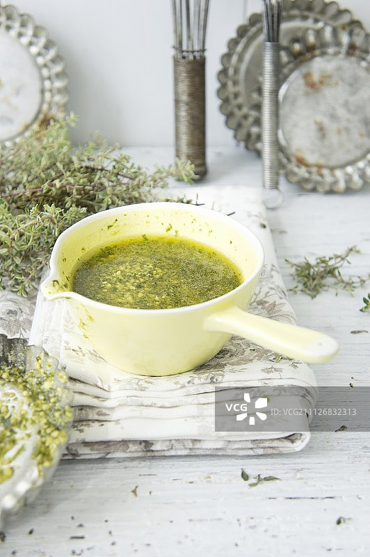 用萝卜叶、芝麻菜、罗勒和帕尔马干酪制成的春季香蒜酱图片素材
