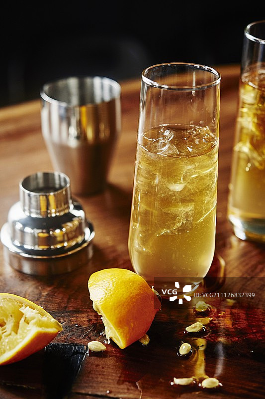 柯林斯鸡尾酒：金酒、柠檬汁和糖浆图片素材