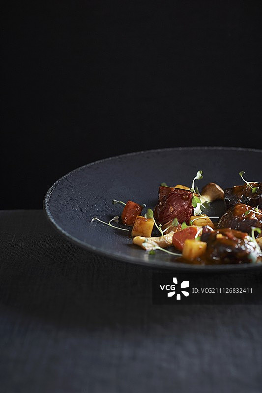 勃艮第红酒炖牛肉，配牛心、胡萝卜、蘑菇、水芹和土豆图片素材