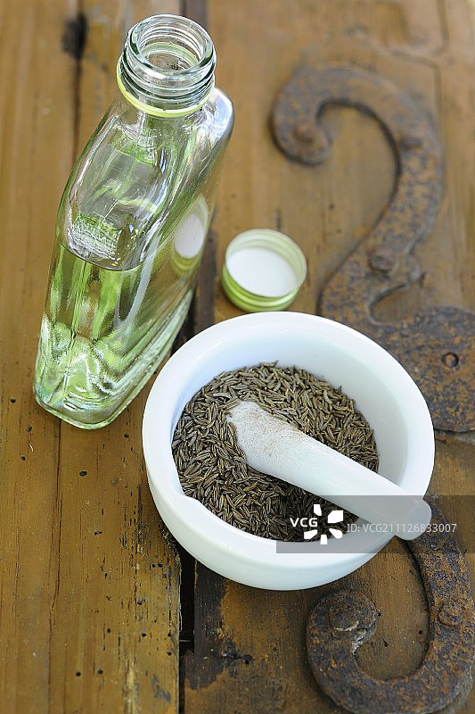 自制香芹子烈酒的食材图片素材