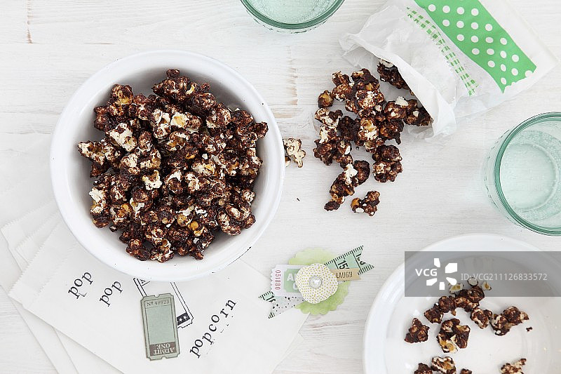 白色桌子上的巧克力爆米花图片素材