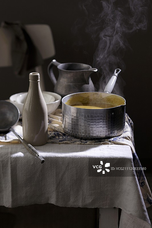 餐桌上冒热气的汤图片素材