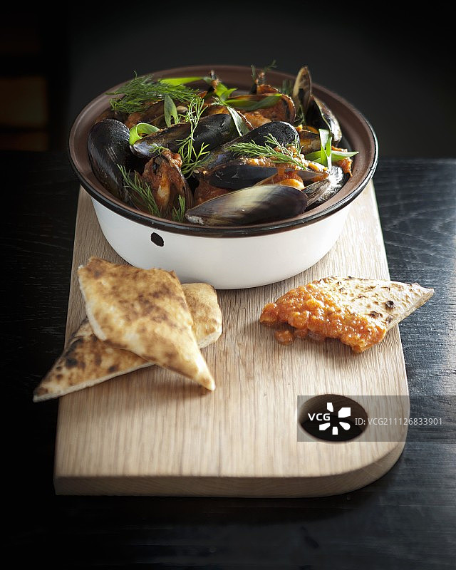 番茄葡萄酒酱贻贝配烤面包图片素材