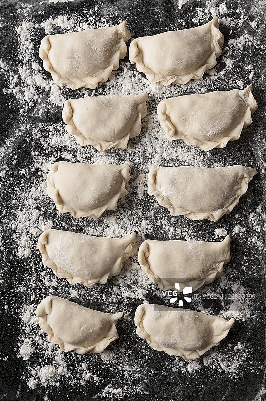 花岗岩表面上的自制瓦列尼基（东波兰饺子）图片素材