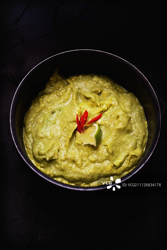 自制香辣鳄梨酱配青柠和红辣椒图片素材