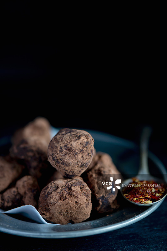 自制巧克力辣椒松露与干辣椒片图片素材