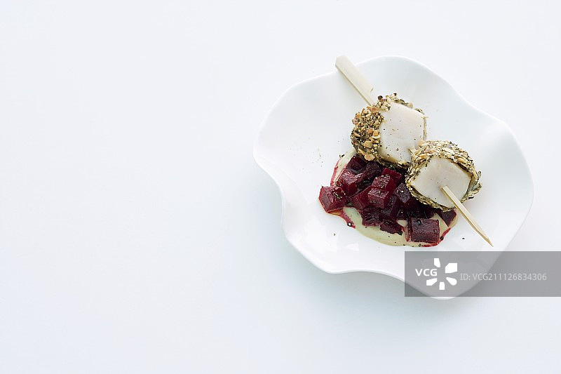 甜菜根配辣根泡沫扇贝串图片素材