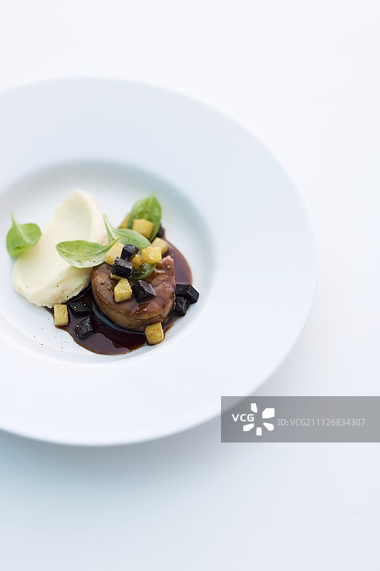 小牛胸腺配芹菜泥、土豆和松露酱图片素材