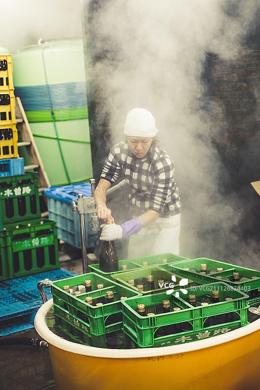 蒸汽环绕清酒瓶的锻炼图片素材