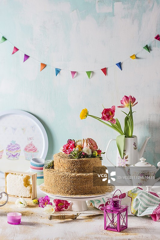 鲜花装饰的俄式蜂蜜蛋糕图片素材