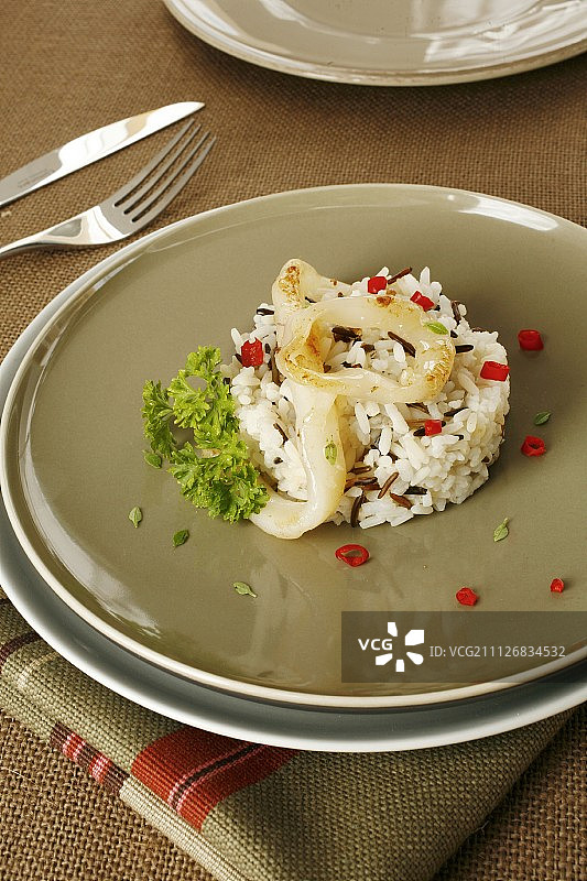 野生稻米上的炸鱿鱼圈图片素材