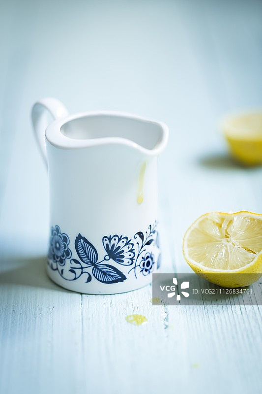 复古柠檬酱汁壶与柠檬半个图片素材