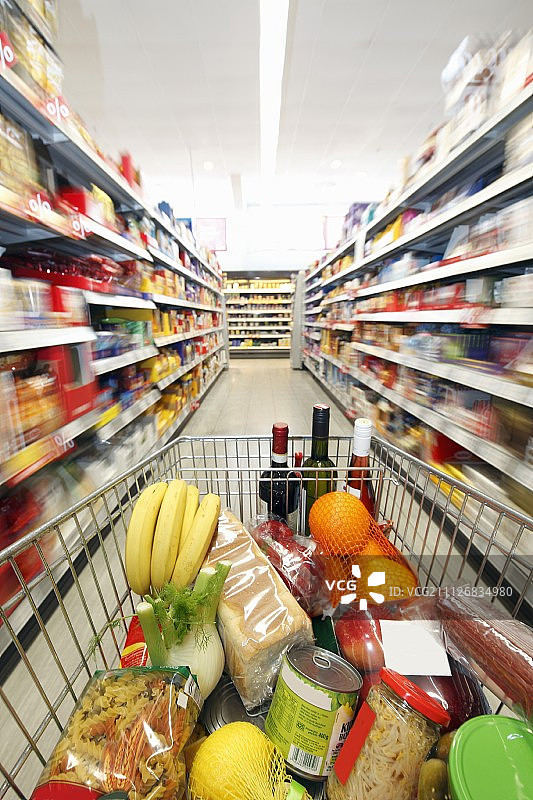 在超市里被推动的购物车图片素材