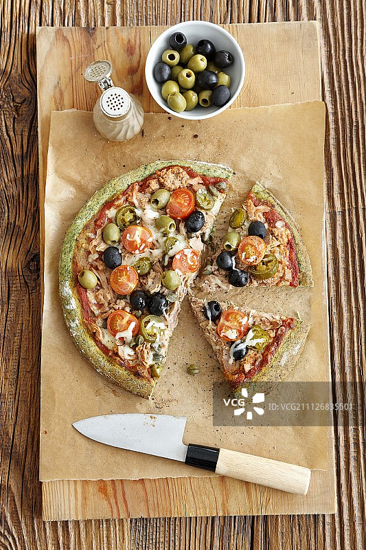 金枪鱼橄榄墨西哥辣椒番茄绿色披萨图片素材