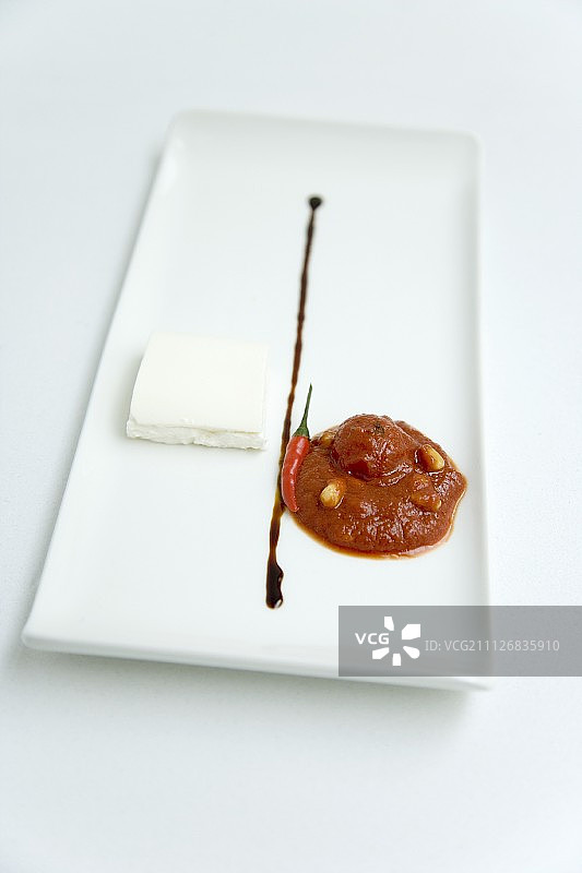 番茄辣椒酸辣酱配山羊奶油奶酪图片素材