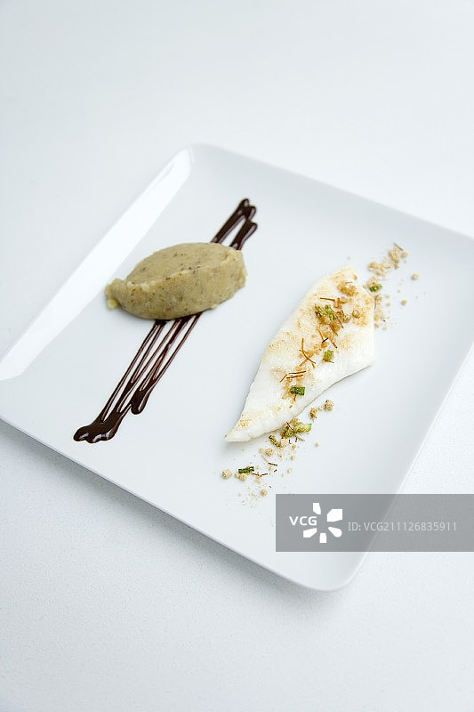 海鲂配枣泥土豆泥和香辣巧克力酱图片素材