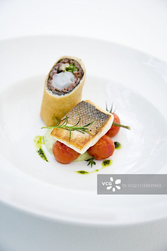 香炸狼鱼配小龙虾寿司卷和樱桃番茄图片素材