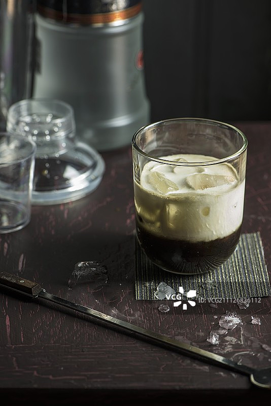 一杯加冰的白色俄罗斯鸡尾酒图片素材