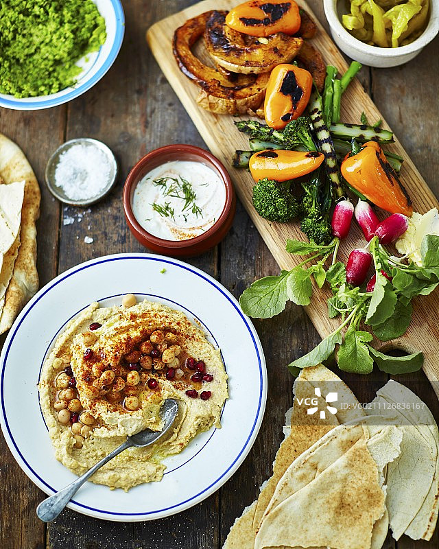 鹰嘴豆泥、皮塔饼和烤蔬菜拼盘图片素材