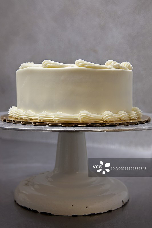 奶油焦糖圆点分层蛋糕图片素材