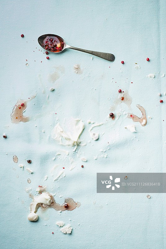 淡蓝色桌布上的蛋白酥皮残渣图片素材