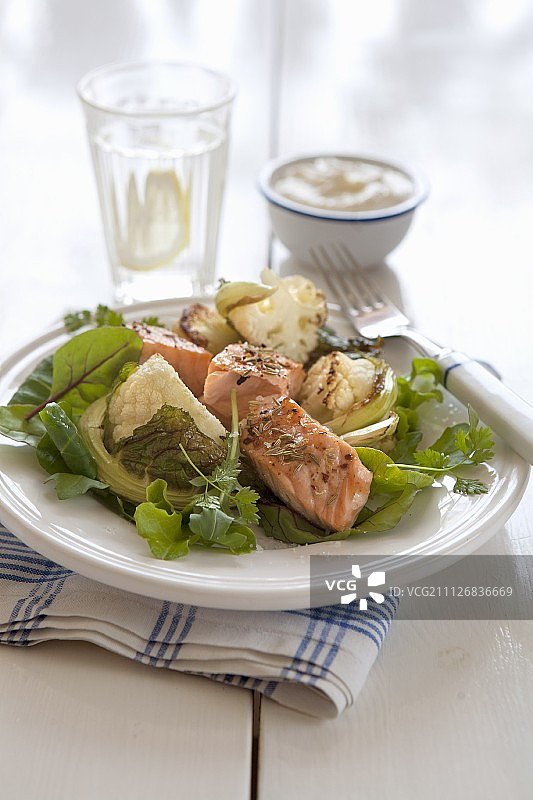 孜然花椰菜三文鱼配酸奶酱生菜图片素材