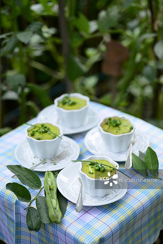 室外餐桌上的蚕豆韭菜豌豆馅饼图片素材