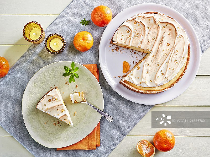 橘子馅饼，内馅为布丁，顶部为蛋白酥皮图片素材