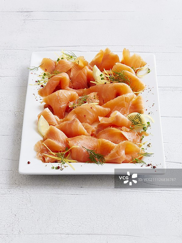 熏制三文鱼配莳萝和柠檬拼盘图片素材