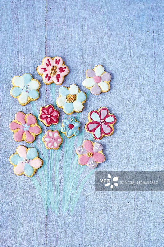 花形胡萝卜饼干与彩色糖釉图片素材