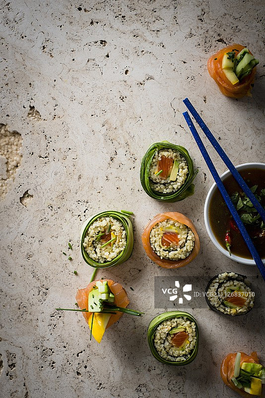 烟熏三文鱼搭配小西葫芦芒果辣椒酱布格麦寿司图片素材