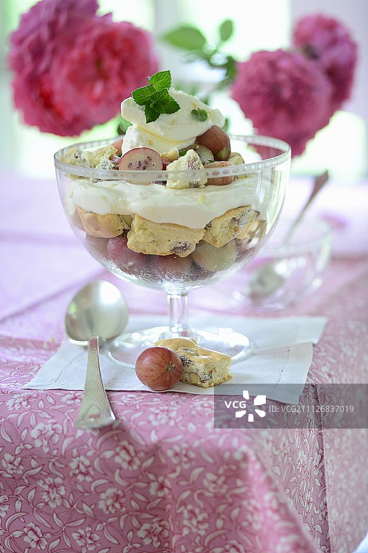 一份搭配红色醋栗和自制杏仁饼干的果馅饼图片素材