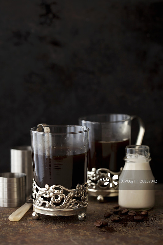 黑咖啡与利口酒、咖啡和量杯图片素材