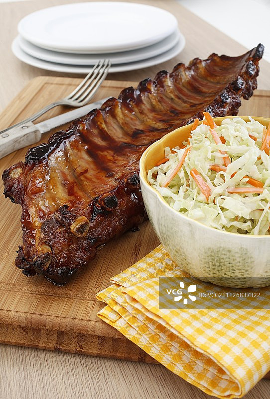 蜂蜜烤猪肋排配凉拌卷心菜图片素材