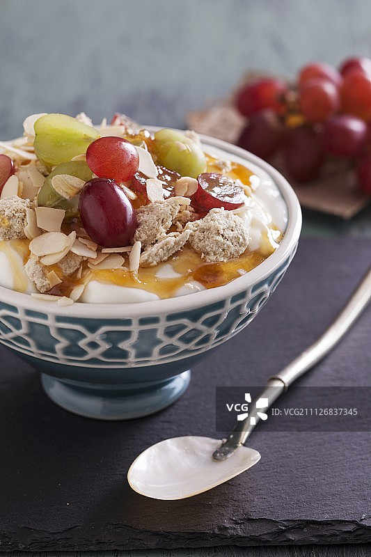 希腊酸奶配水果、哈尔瓦酥糖和蜂蜜图片素材