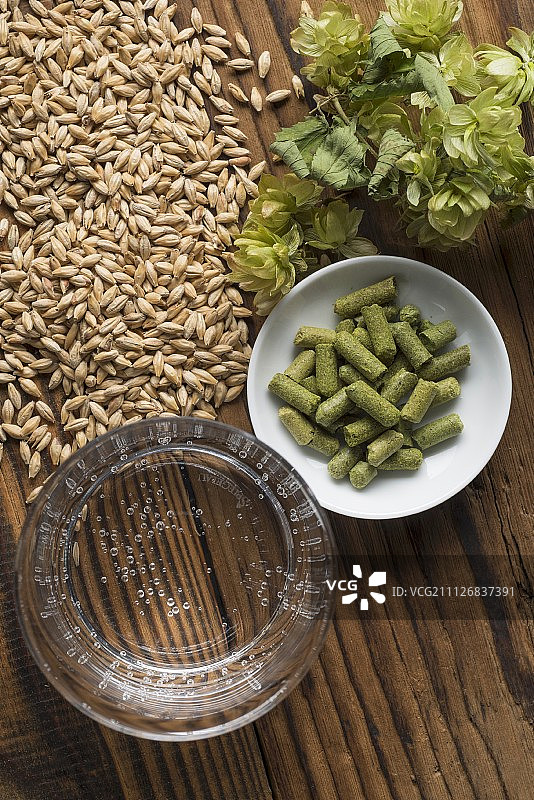 木质表面上的各种啤酒配料图片素材