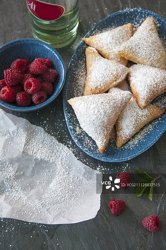 糖粉和覆盆子贝奈特饼图片素材
