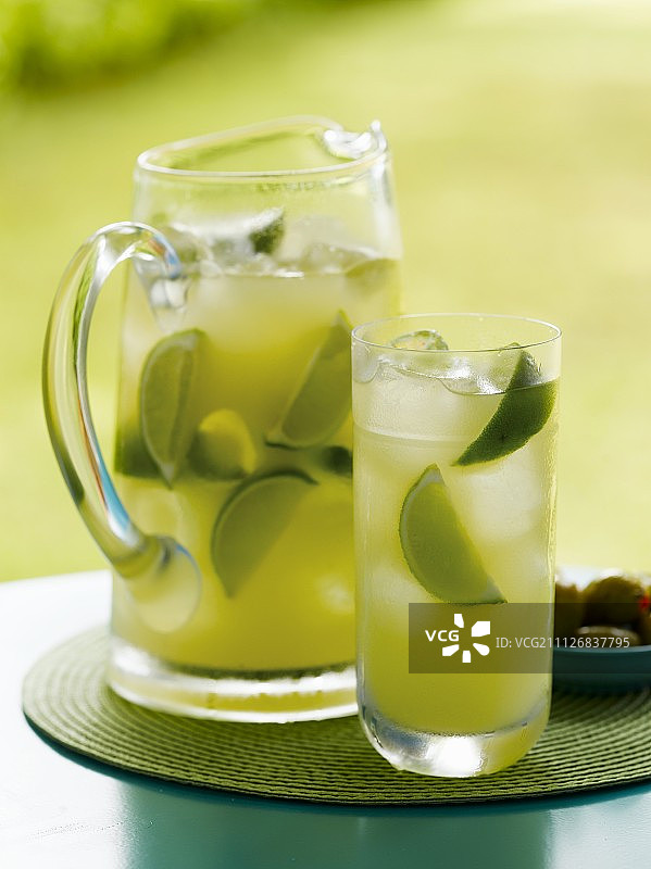 花园桌上的莫斯科骡子鸡尾酒图片素材