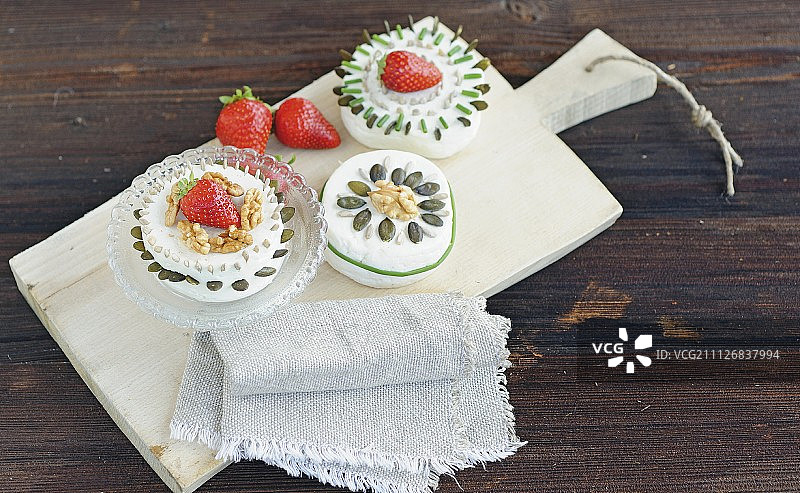 山羊奶油奶酪配各种籽、韭菜和草莓图片素材