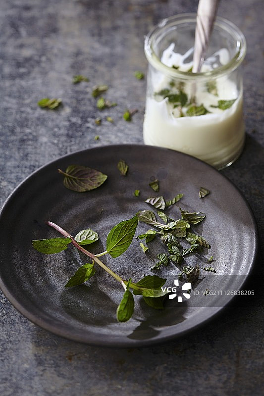 新鲜薄荷叶与酸奶蘸酱图片素材