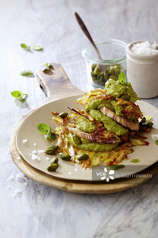 炸土豆和茄子塔配薄荷酱和开心果图片素材