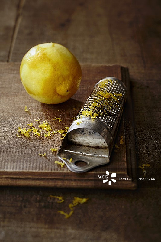 柠檬和柠檬皮屑与复古磨碎器图片素材