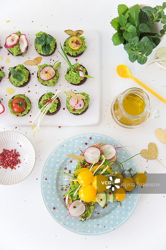 派对纯素薄荷豌豆酱面包与蔬菜图片素材