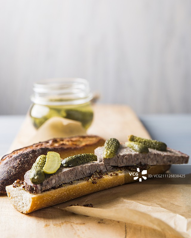 法棍三明治配肉酱和酸黄瓜图片素材